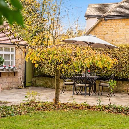 2 Manor Lodge Cottages 치핑캠프던 외부 사진