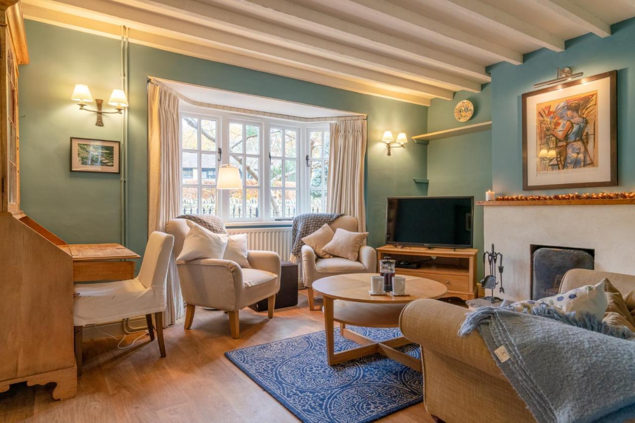 2 Manor Lodge Cottages 치핑캠프던 외부 사진