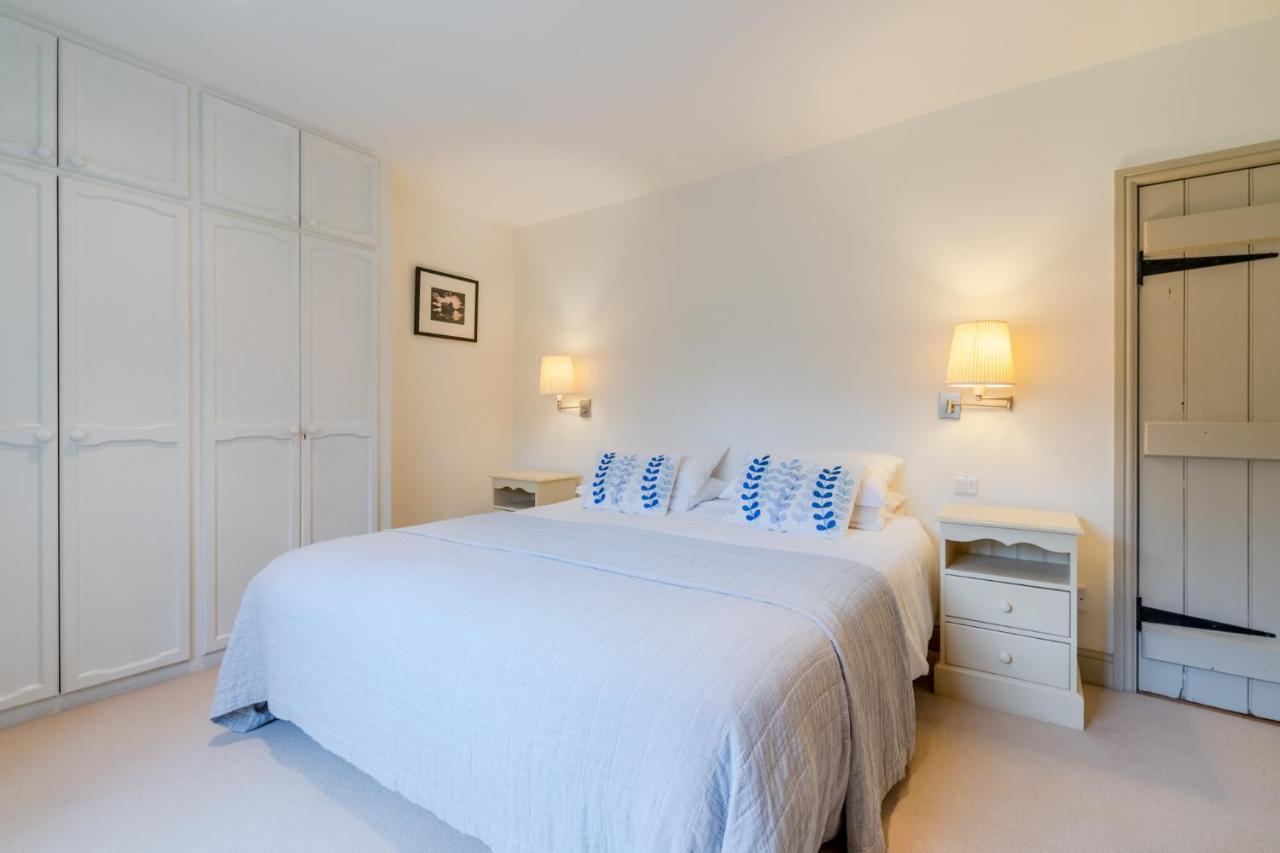 2 Manor Lodge Cottages 치핑캠프던 외부 사진