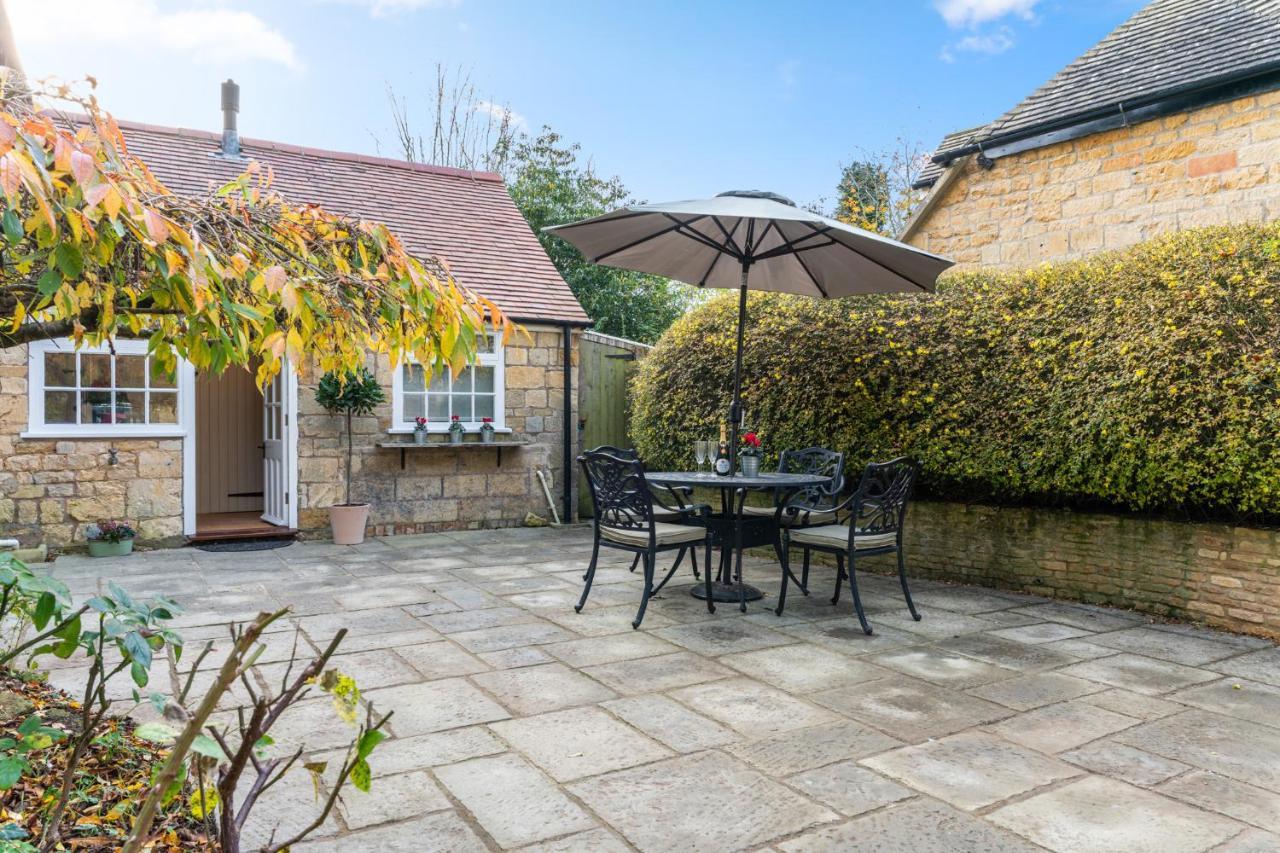 2 Manor Lodge Cottages 치핑캠프던 외부 사진